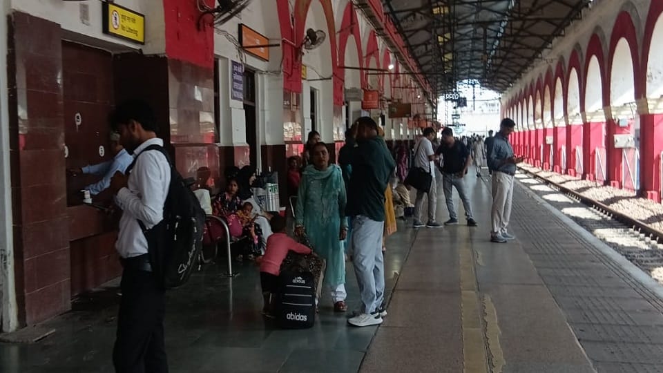 Saharanpur: Trains Packed Ahead of Raksha Bandhan, Long Waiting Lists Worry Passengers