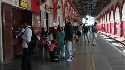 ट्रेन का इंतजार करते यात्री