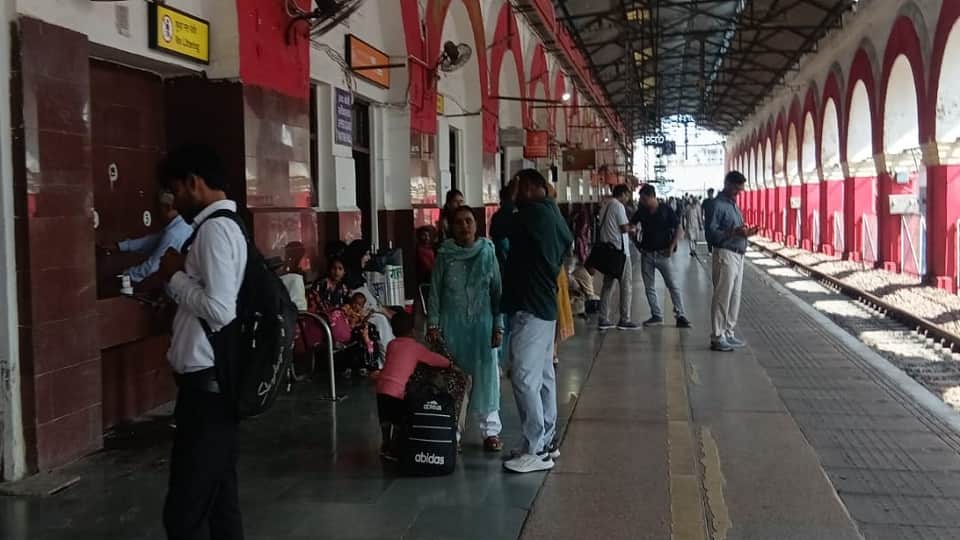 Saharanpur: Trains Packed Ahead of Raksha Bandhan, Long Waiting Lists Worry Passengers