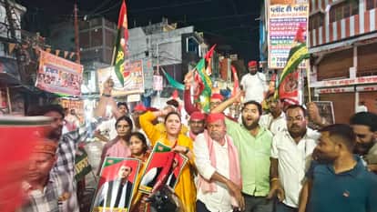 Banda: SP Workers Hold Night Protest March Over Akhilesh Yadav's Detention