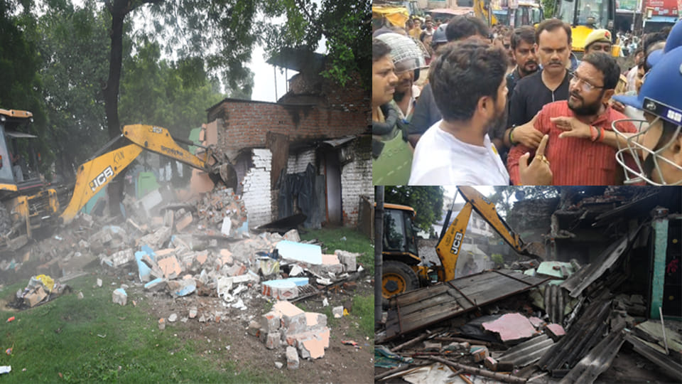 Kanpur: 18 encroachments removed from park; police drag away and detain SP leader who created a ruckus
