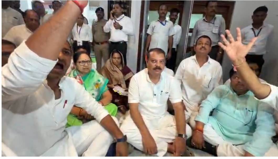 MP protests Rahul Gandhi's arrest: Congress stages sit-in from the Assembly to the Raj Bhavan; police detain P