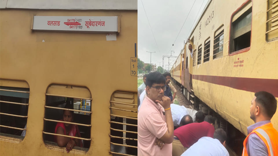 भरथना रेलवे स्टेशन पर खड़ी ट्रेन