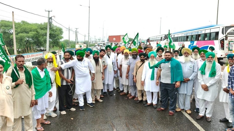 Farmers March Live: दिल्ली में ना आने को तैयार हुए किसान, शंभू बॉर्डर पर किसानों से हरियाणा सरकार ने की बातचीत Farmer Protest in Delhi Live Kisan Mahapanchayat Against India-US Trade Deal, High Alert