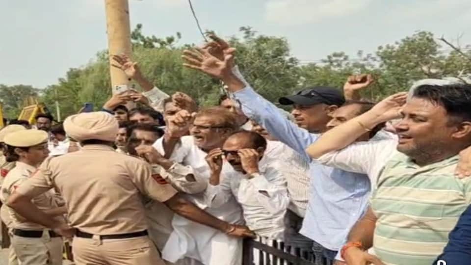 बीजेपी की जीत के बाद समर्थक खुश