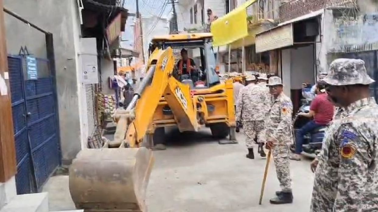 Municipal Corporation bulldozer ran on encroachment in Bareilly