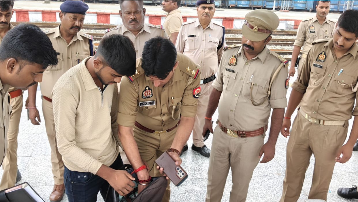 Bomb scare causes panic at Janghai Junction jaunpur intensive search lasts two hours  nothing found