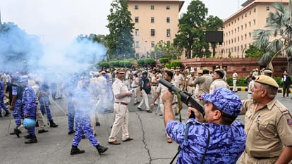 दिल्ली बवाल की तस्वीरें: 'मारो सर, मारो...', कहते प्रदर्शनकारी का वीडियो; हरियाणा नंबर के ट्रक में थे पत्थर Delhi cjp protest truck Haryana registration number loaded with stones crucial question how did heavy security