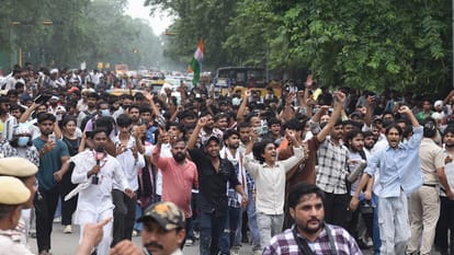 दिल्ली बवाल की तस्वीरें: 'मारो सर, मारो...', कहते प्रदर्शनकारी का वीडियो; हरियाणा नंबर के ट्रक में थे पत्थर Delhi cjp protest truck Haryana registration number loaded with stones crucial question how did heavy security