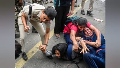 दिल्ली बवाल की तस्वीरें: 'मारो सर, मारो...', कहते प्रदर्शनकारी का वीडियो; हरियाणा नंबर के ट्रक में थे पत्थर Delhi cjp protest truck Haryana registration number loaded with stones crucial question how did heavy security