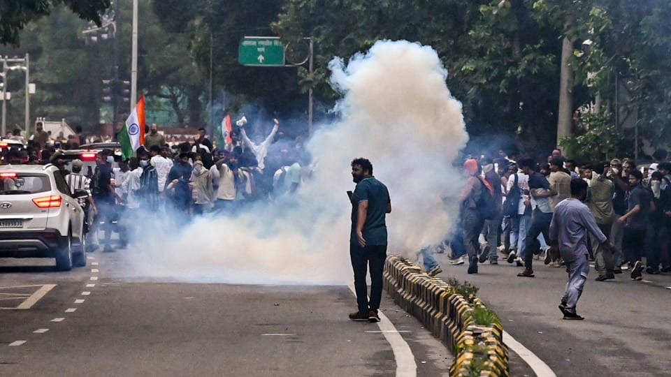 cjp delhi protest and tear gas know how tear gas works and its effects on health
