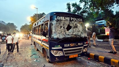 दिल्ली बवाल की तस्वीरें: 'मारो सर, मारो...', कहते प्रदर्शनकारी का वीडियो; हरियाणा नंबर के ट्रक में थे पत्थर Delhi cjp protest truck Haryana registration number loaded with stones crucial question how did heavy security