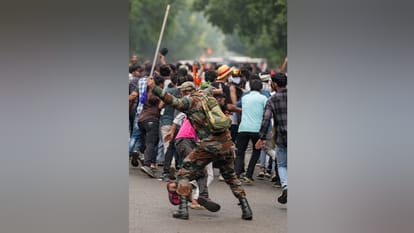 दिल्ली बवाल की तस्वीरें: 'मारो सर, मारो...', कहते प्रदर्शनकारी का वीडियो; हरियाणा नंबर के ट्रक में थे पत्थर Delhi cjp protest truck Haryana registration number loaded with stones crucial question how did heavy security