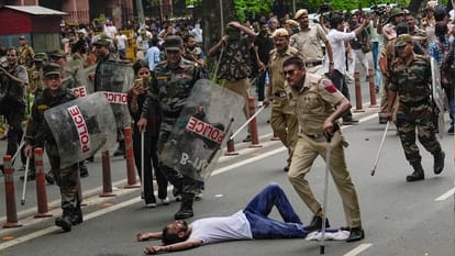 दिल्ली बवाल की तस्वीरें: 'मारो सर, मारो...', कहते प्रदर्शनकारी का वीडियो; हरियाणा नंबर के ट्रक में थे पत्थर Delhi cjp protest truck Haryana registration number loaded with stones crucial question how did heavy security