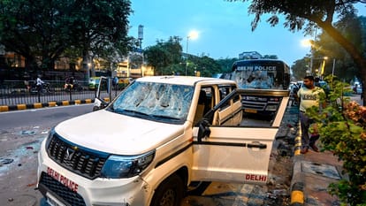 दिल्ली बवाल की तस्वीरें: 'मारो सर, मारो...', कहते प्रदर्शनकारी का वीडियो; हरियाणा नंबर के ट्रक में थे पत्थर Delhi cjp protest truck Haryana registration number loaded with stones crucial question how did heavy security