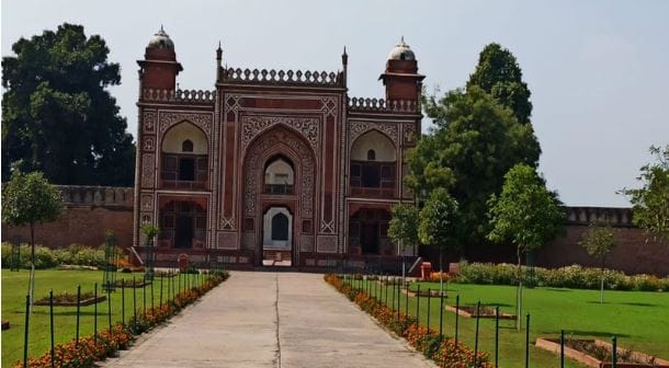 Dilapidated Kiosks Outside Etmad-ud-Daulah to Be Demolished New Parking Facility Planned