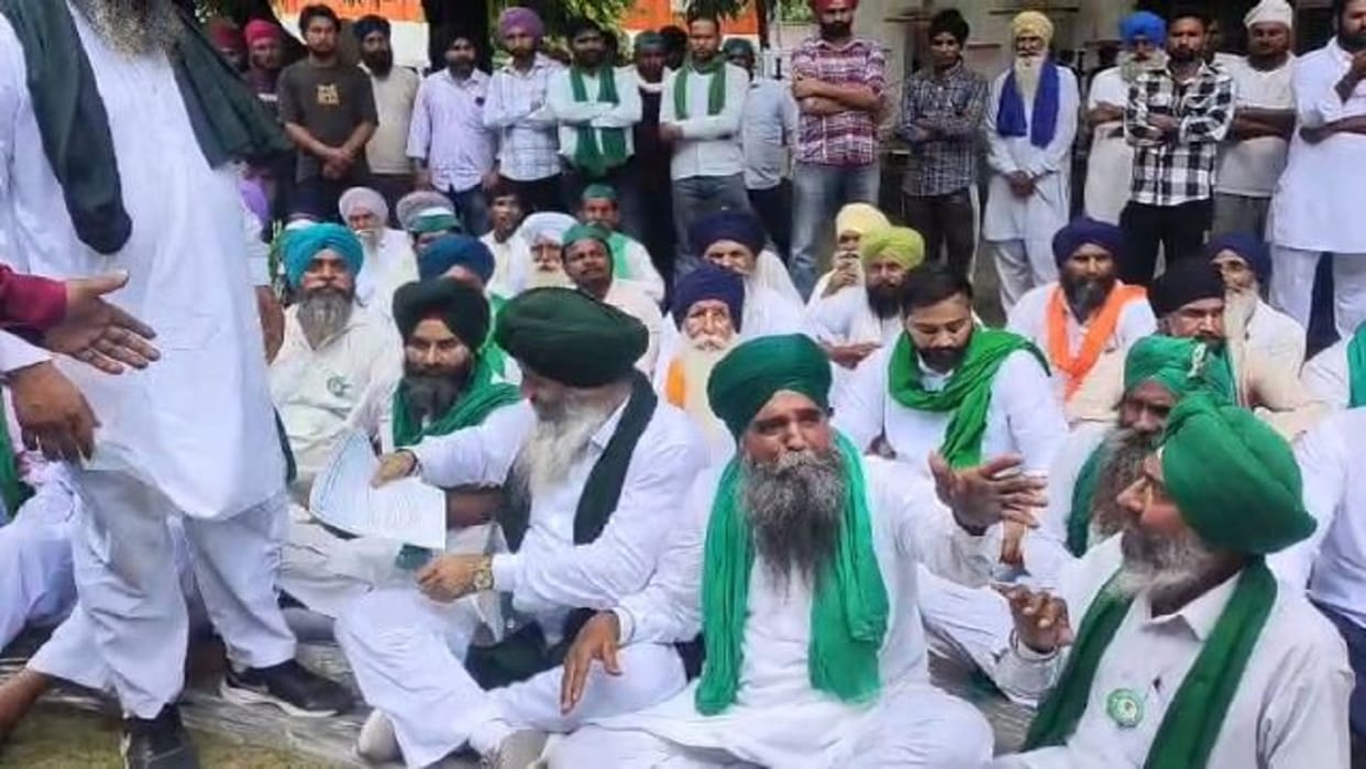 Farmers protested against the lathi-charge on students in Delhi