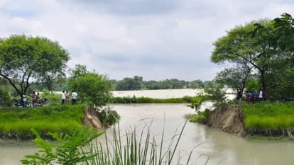 गंडक कैनाल का तटबंध टूटने के बाद गांव में फैला पानी
