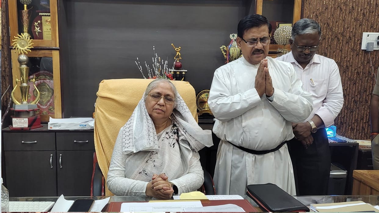 Gorakhpur St. Andrew's College dispute resolved; Prof. Samuel handed the chair.