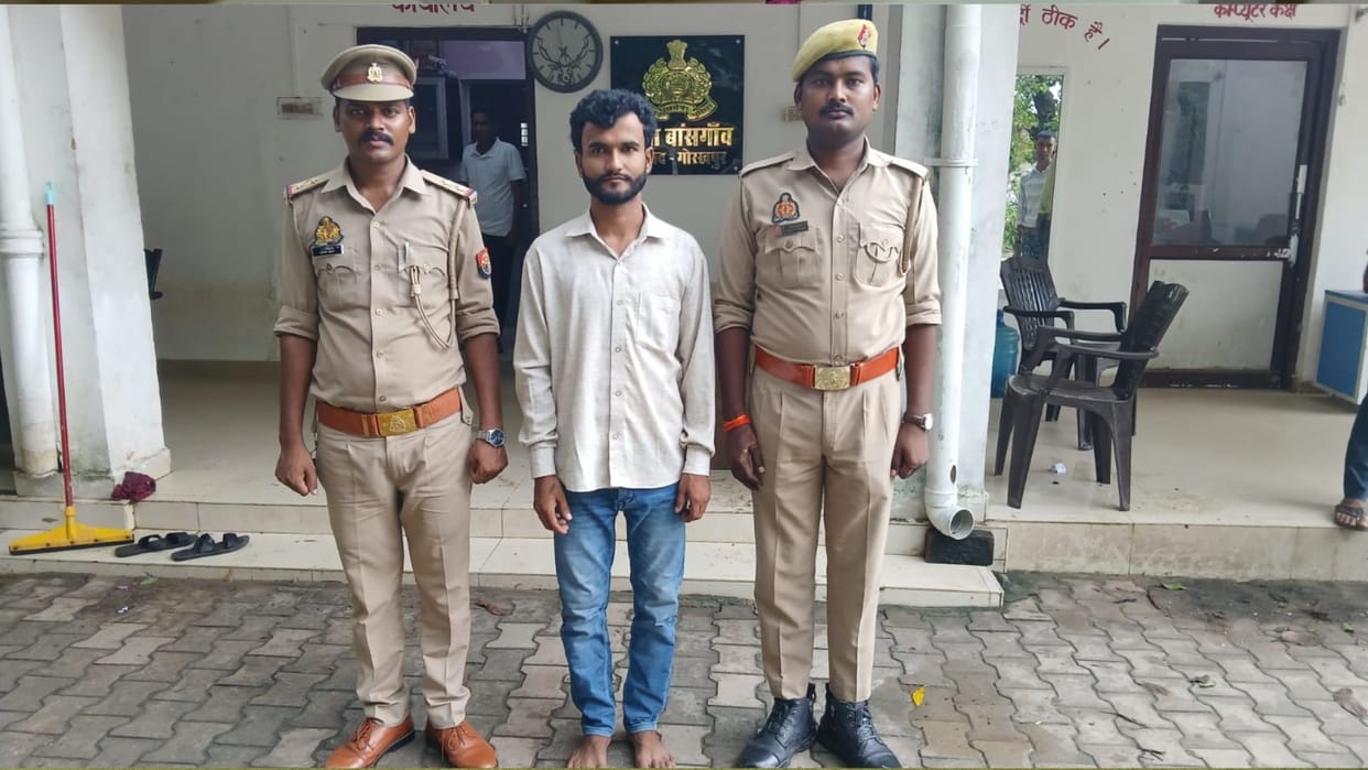 Gorakhpur's Bansgaon police have arrested Vinay Tiwari, who facilitated fake jobs in the Secretariat.
