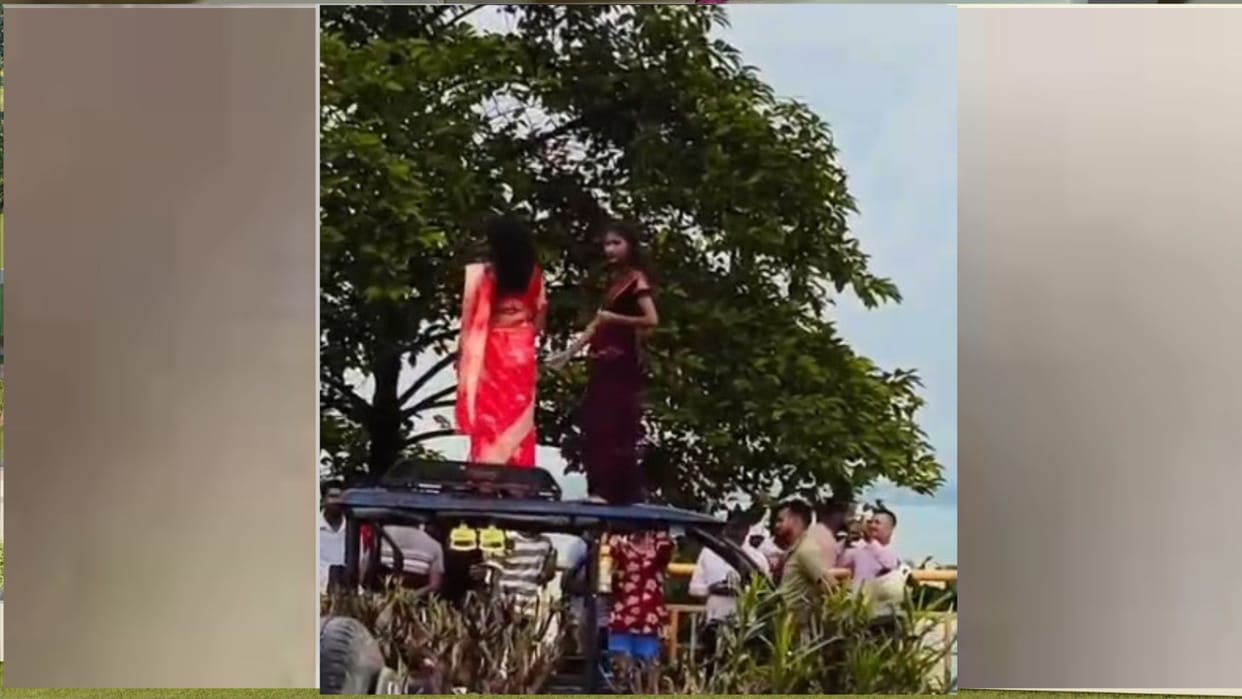 Video of young women making a 'Reel' while riding an e-rickshaw on the Nauka Vihar road goes viral