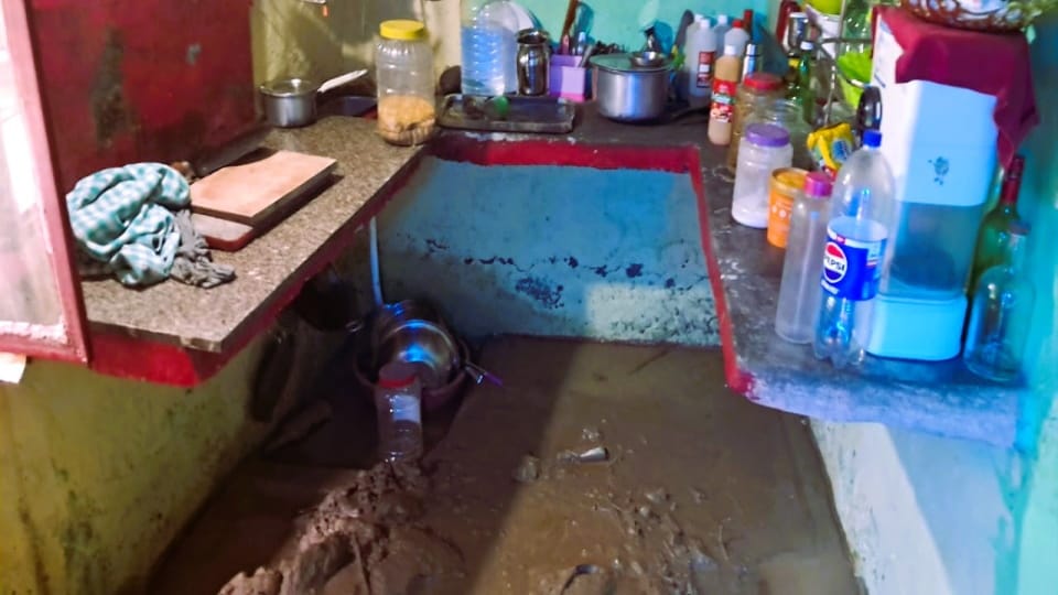 Mussoorie News Debris entered two houses at JP Bend due to continuous rain one house was damaged