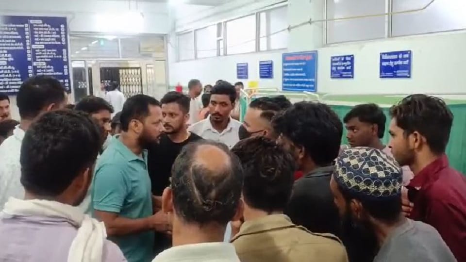 A mother and her two sons died after being inhaled by gas while cleaning a water tank in haldwani