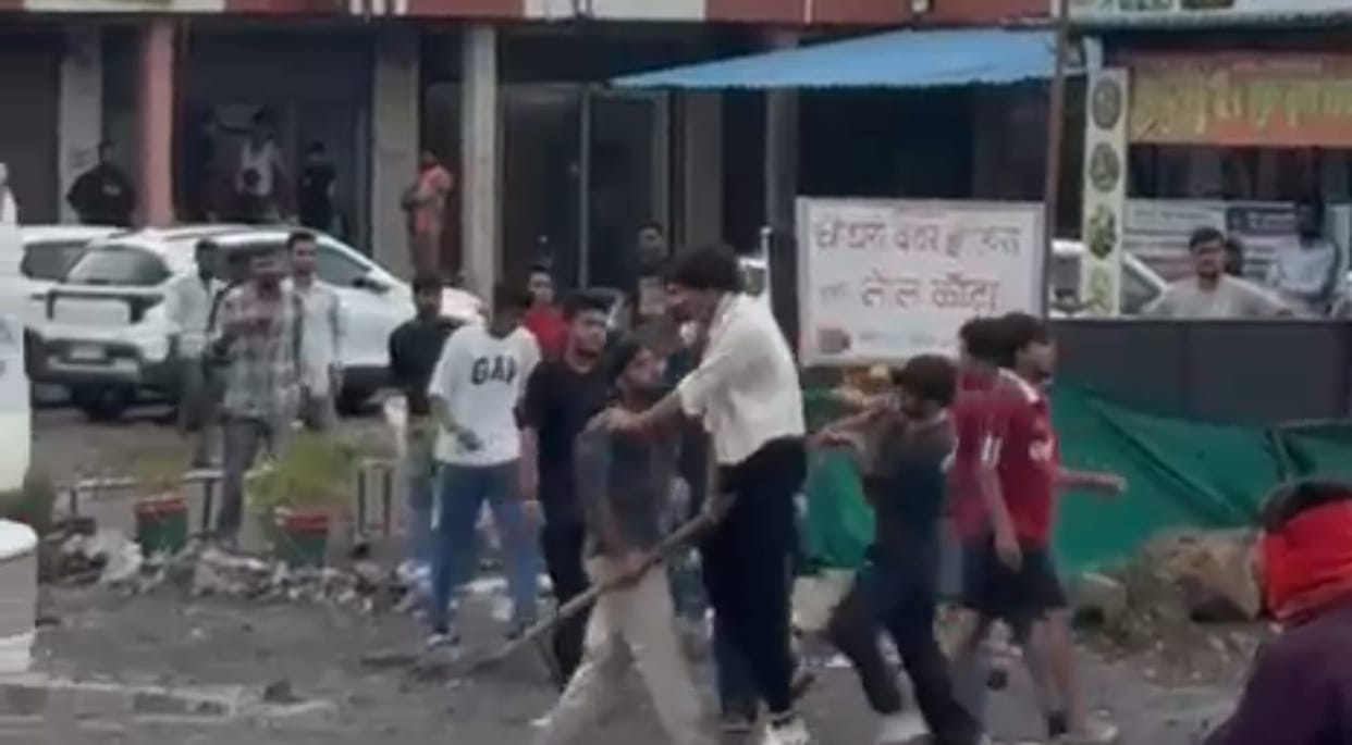 Indore: Clash between Index Medical College students and villagers over honking.