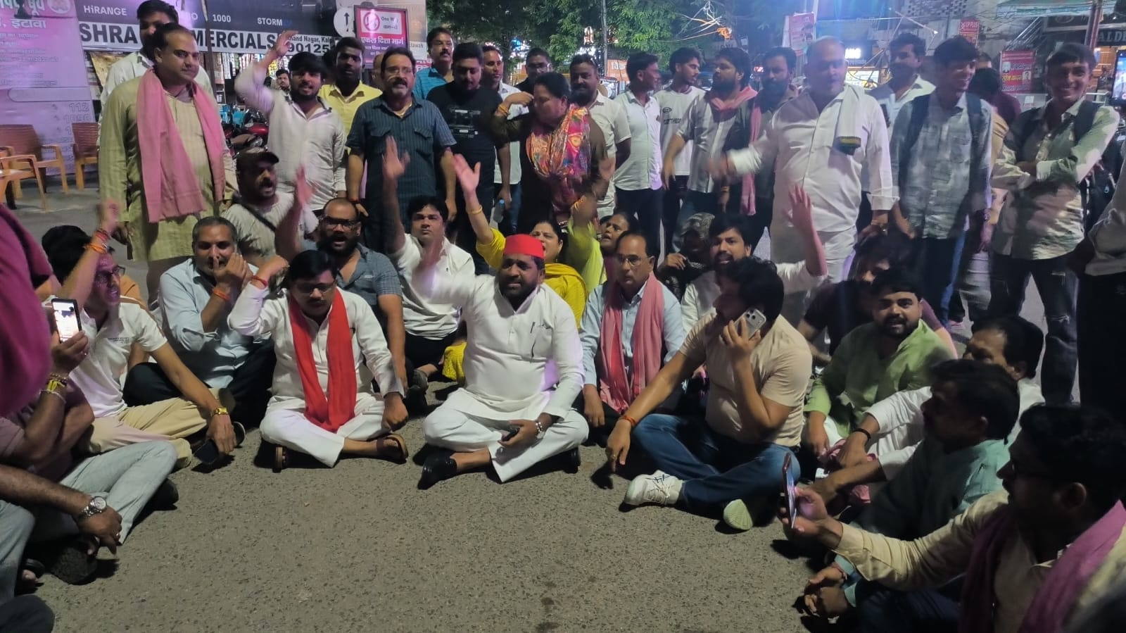 इटावा शास्त्री चौराहे पर चक्काजाम और धरना