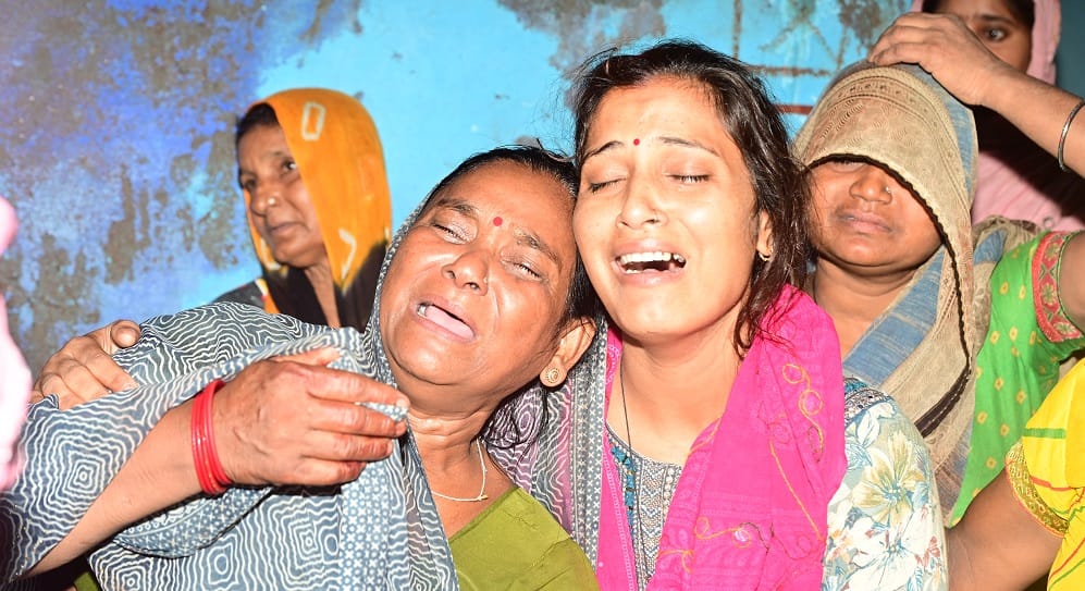 Kanpur Young man bludgeoned to death with bricks and stones in front of police booth five arrested