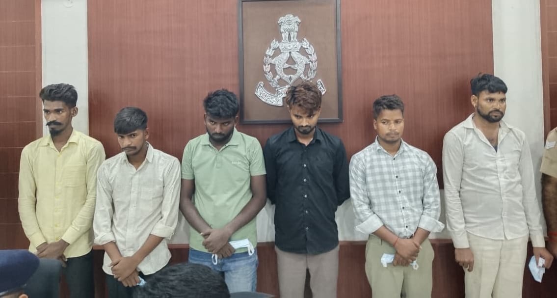 Kanpur 100 crore swindled from 60000 youths pretext of jobs six arrested school of fraud run from guest house