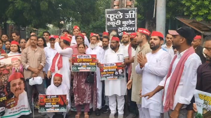 Kanpur SP workers staged a protest permission to gather at the Gandhi statue site was denied
