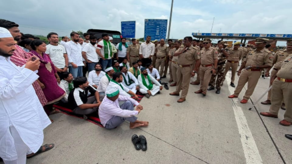 Meerut: Farmers Stopped on Way to Kisan Ghat, Protest Erupts at Kashi Toll Plaza