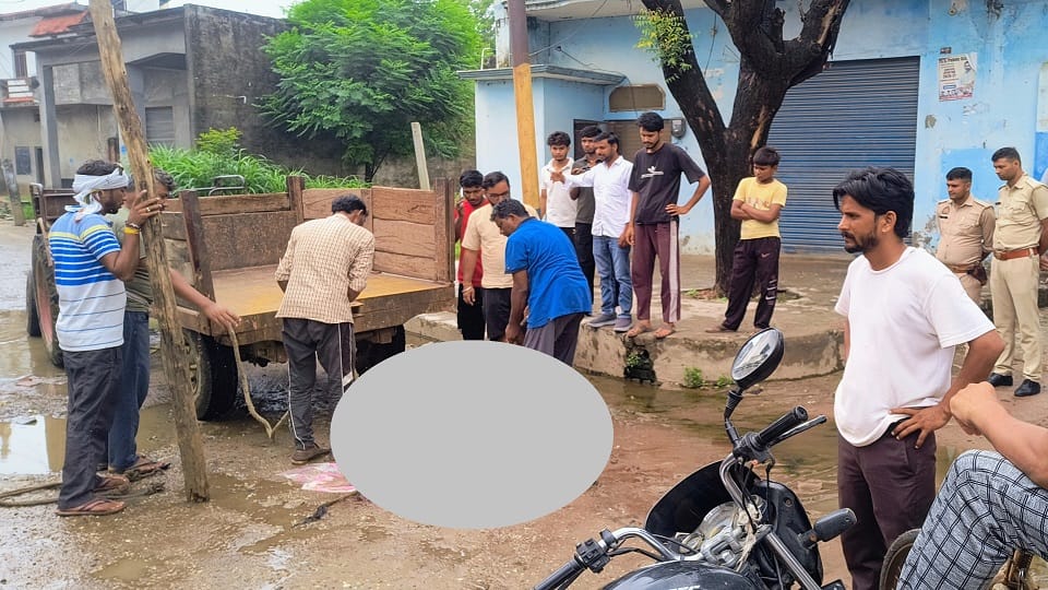 मंगलवार सुबह ग्रामीणों ने ही शव उठवाकर अंतिम संस्कार किया।
