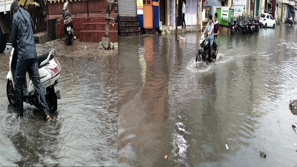 Rain turns roads into ponds in Hathras city