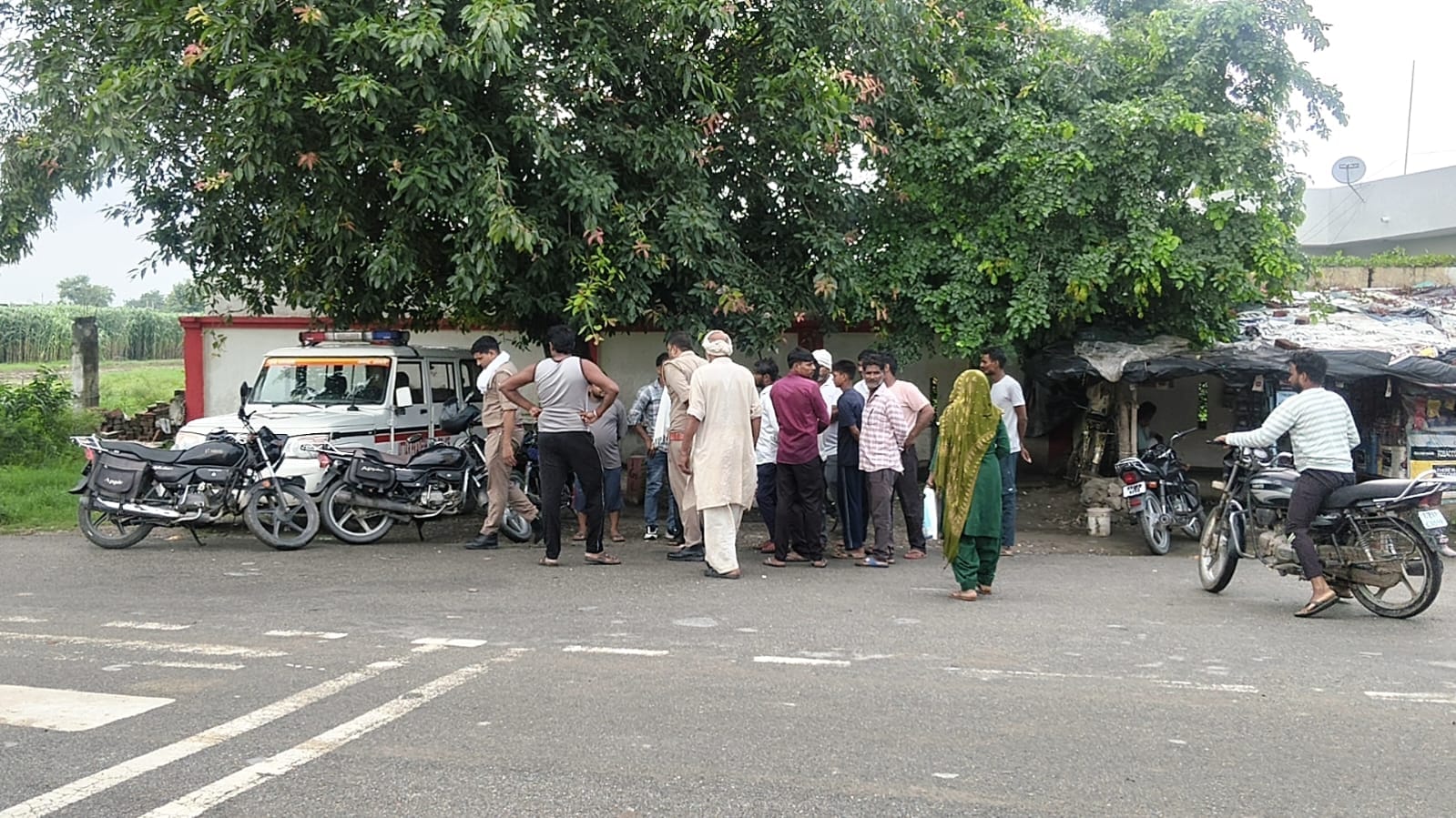 मौके पर जमा लोग व अस्पताल में परिजन