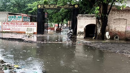 Rain turns roads into ponds in Hathras city