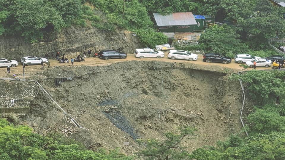 Mussoorie Dehradun Road One-way traffic becomes Problem after road subsidence 5 km long traffic jam issues