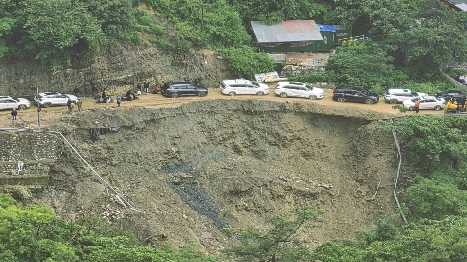 Mussoorie Dehradun Road One-way traffic becomes Problem after road subsidence 5 km long traffic jam issues
