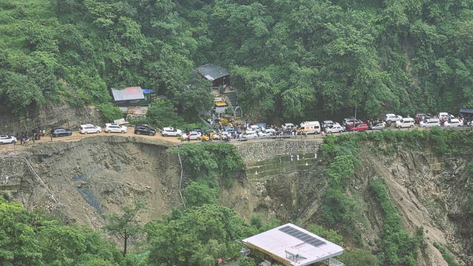 Mussoorie Dehradun Road One-way traffic becomes Problem after road subsidence 5 km long traffic jam issues