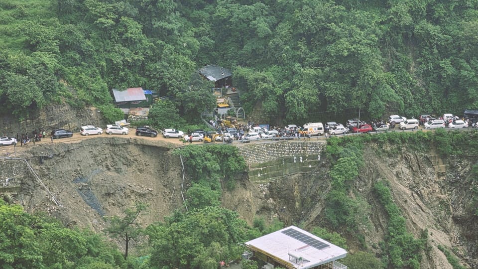 Mussoorie Dehradun Road One-way traffic becomes Problem after road subsidence 5 km long traffic jam issues