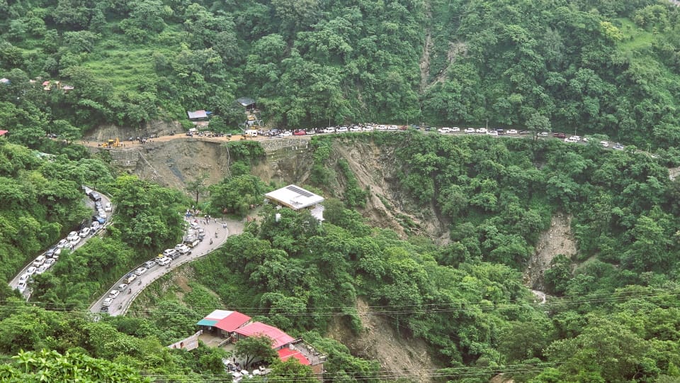 Mussoorie Dehradun Road One-way traffic becomes Problem after road subsidence 5 km long traffic jam issues