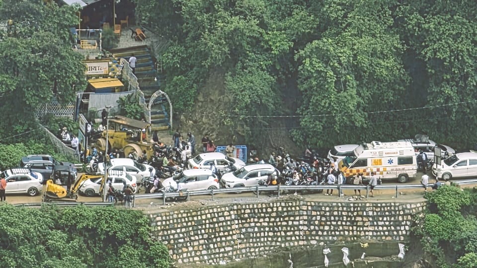 Mussoorie Dehradun Road One-way traffic becomes Problem after road subsidence 5 km long traffic jam issues