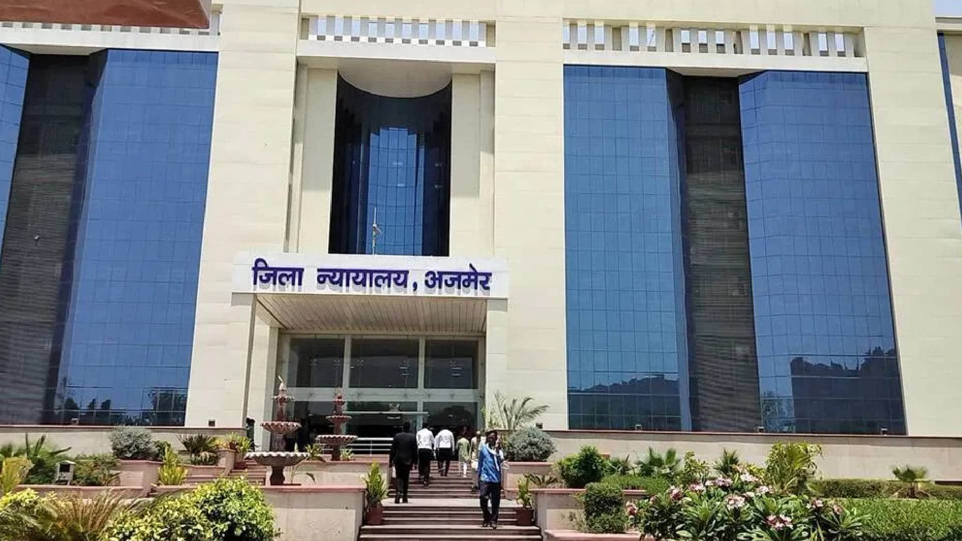 मेवाड़ यूनिवर्सिटी के तत्कालीन उप परीक्षा नियंत्रक ने कोर्ट में किया सरेंडर