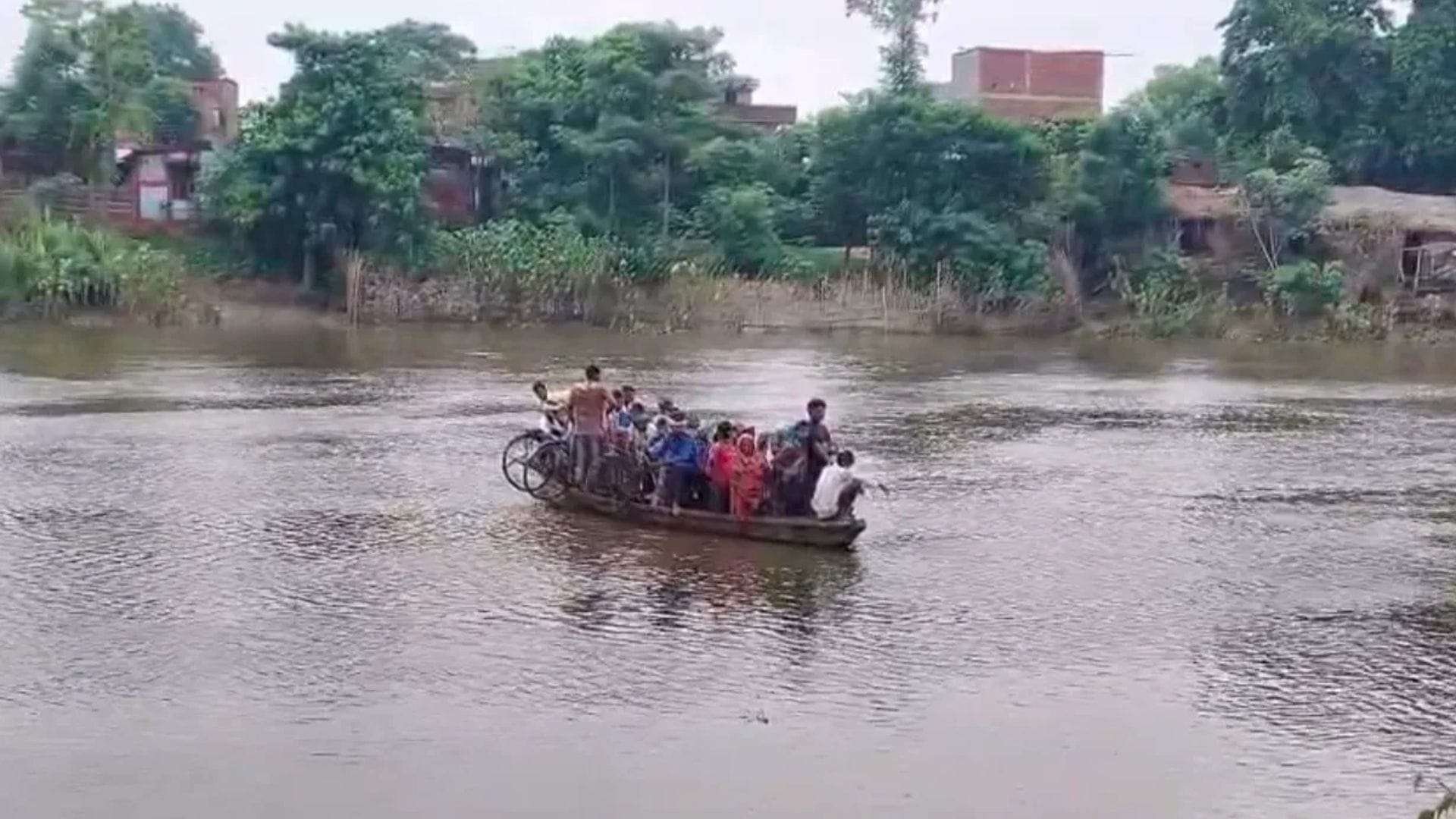 नाव से सफर करते ग्रामीण एवं स्कूली छात्र