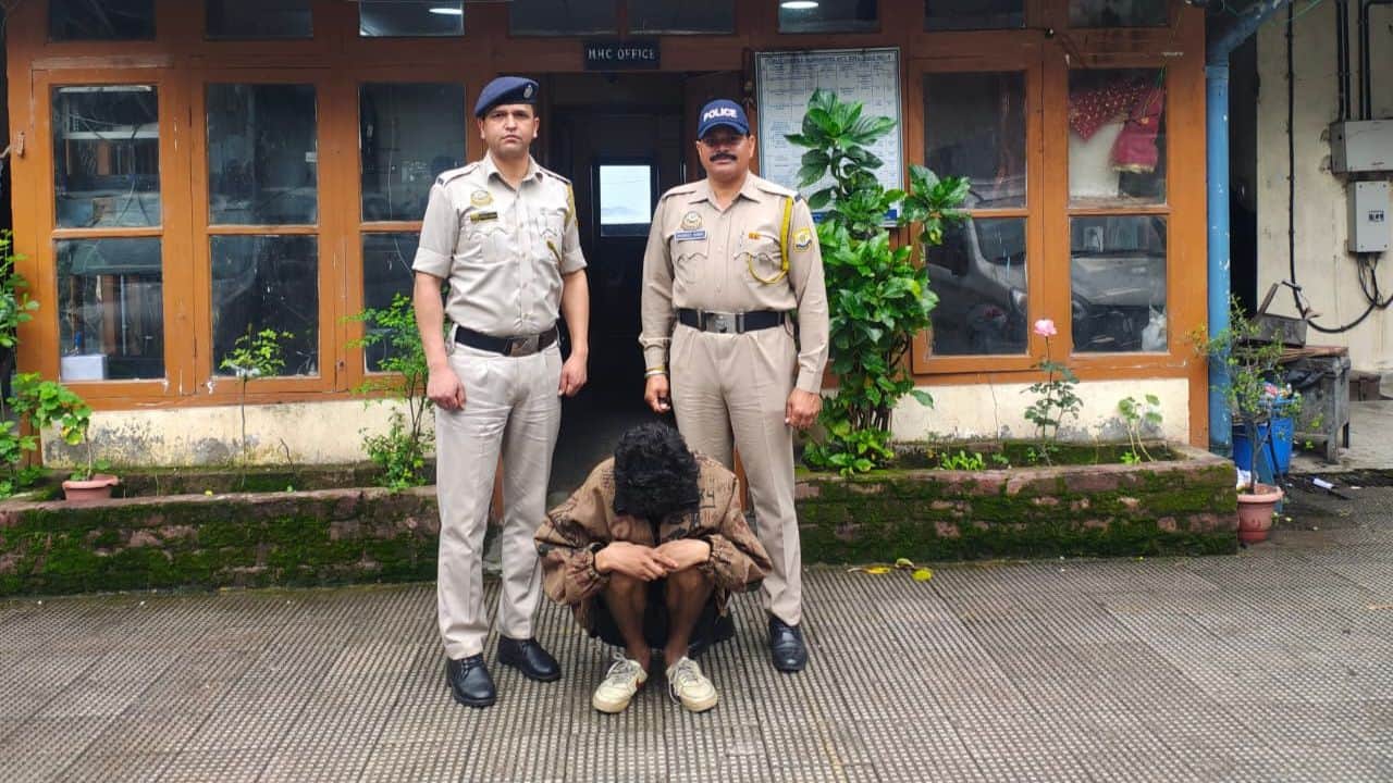 पुलिस की गिरफ्त में आरोपी।