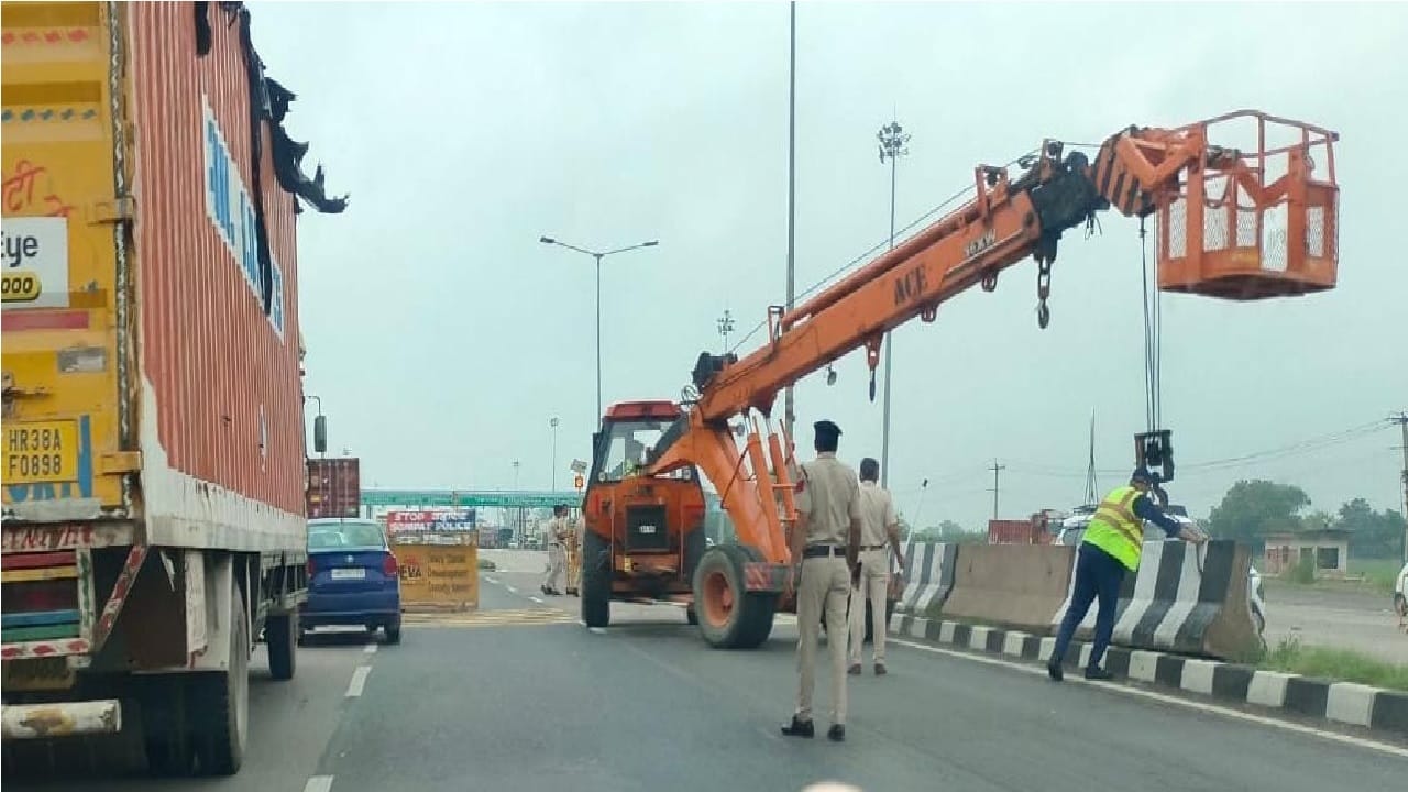 प्रमुख मार्गों पर बैरिकेडिंग