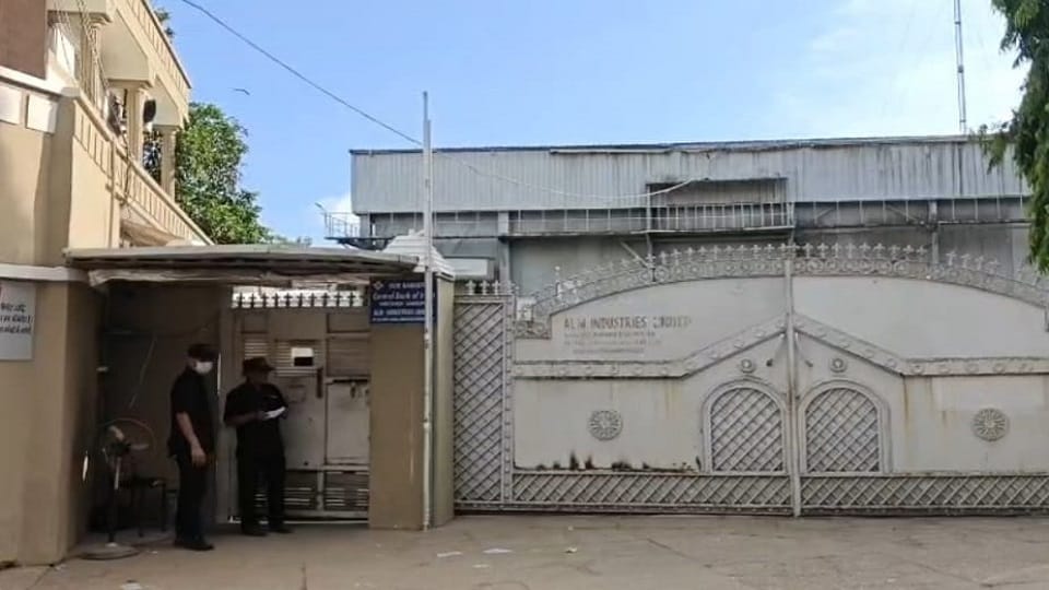 Saharanpur: Ammonia gas leak at former SP MP Haji Fazlur Rehman's meat factory; 14 female workers faint.