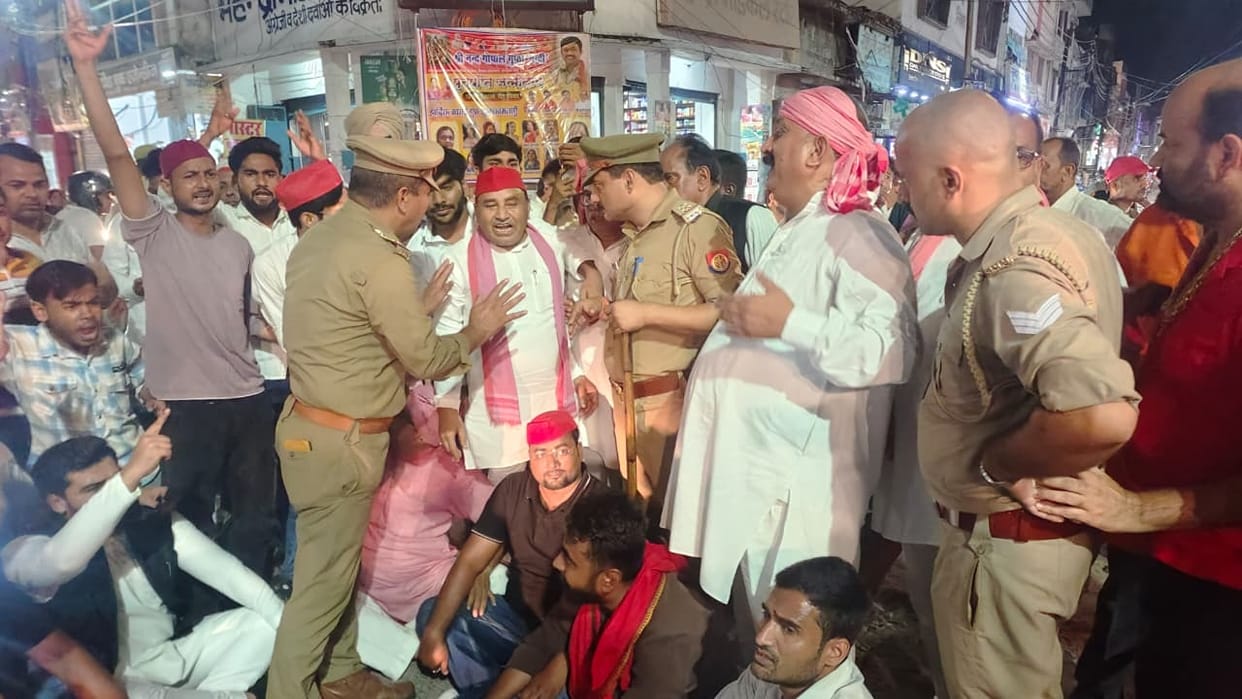 SP workers outraged over Akhilesh Yadav's detention in Delhi