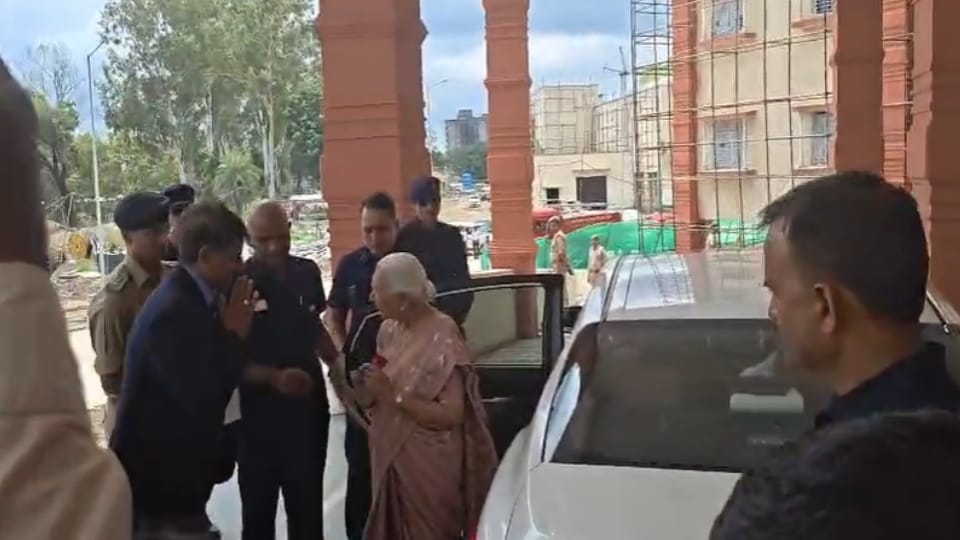 Meerut: Governors Convoy Takes Unexpected Turn in Meerut, Officials Rush Behind